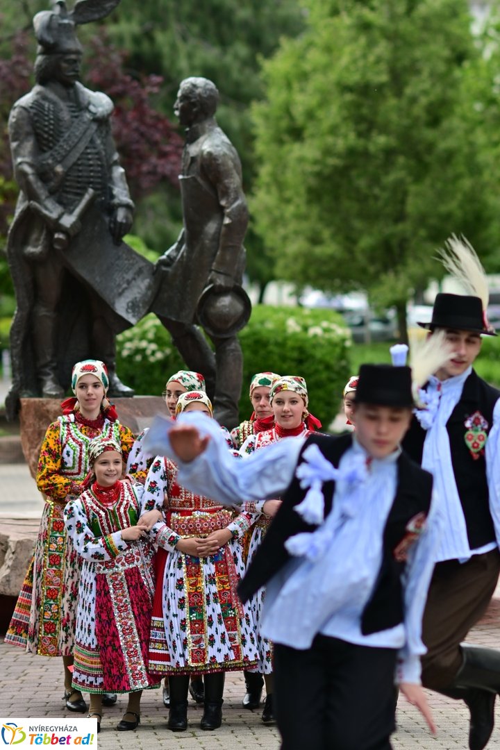 Emlékező koszorúzás a városalapítók szobránál - 2025