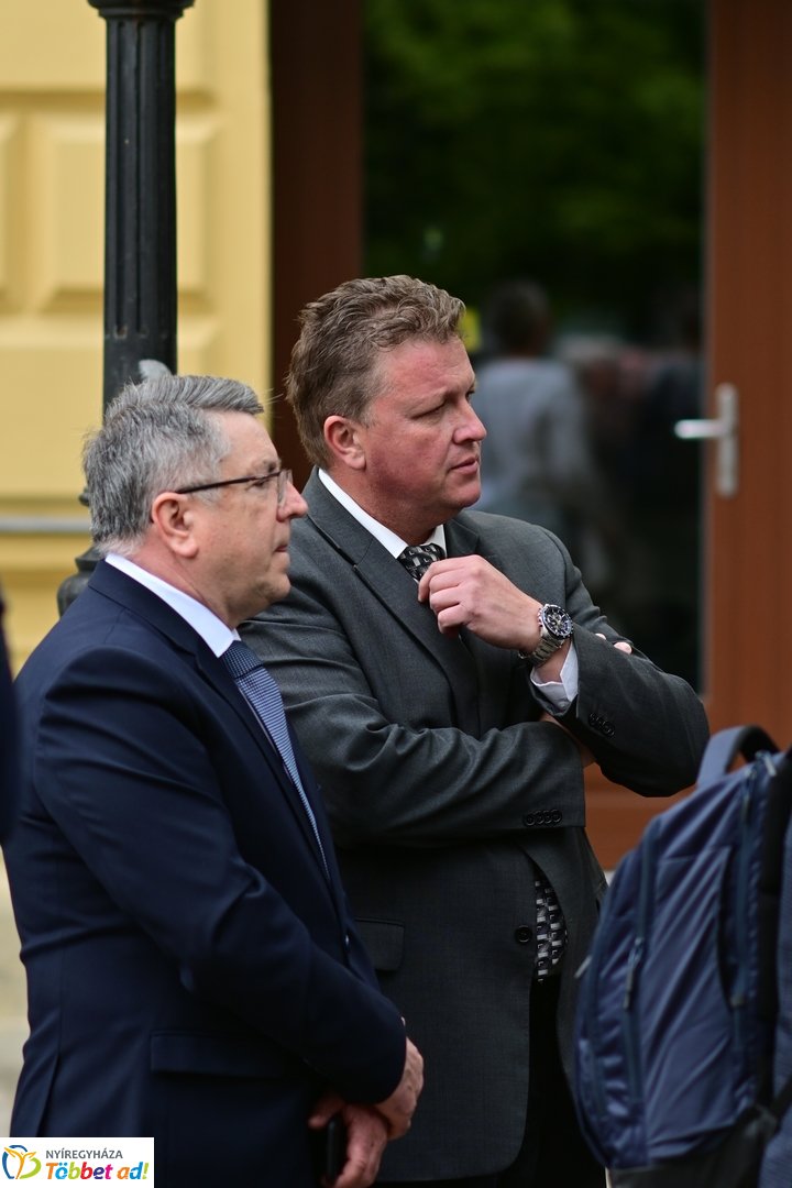 Emlékező koszorúzás a városalapítók szobránál - 2025