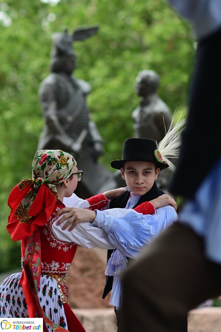 Emlékező koszorúzás a városalapítók szobránál - 2025