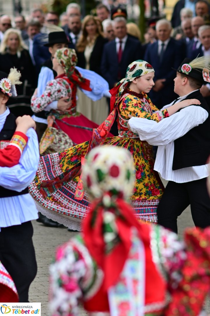 Emlékező koszorúzás a városalapítók szobránál - 2025