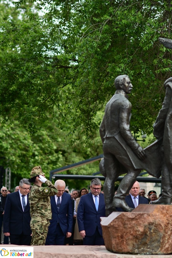 Emlékező koszorúzás a városalapítók szobránál - 2025