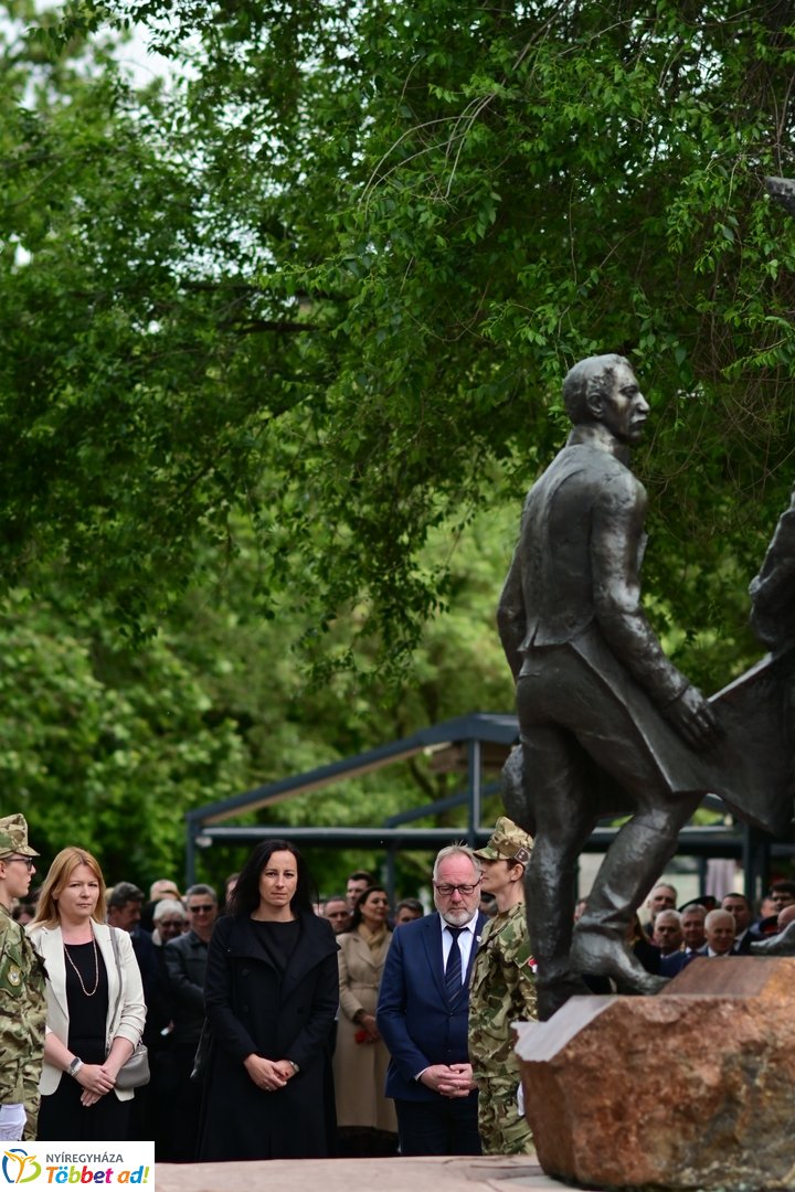 Emlékező koszorúzás a városalapítók szobránál - 2025