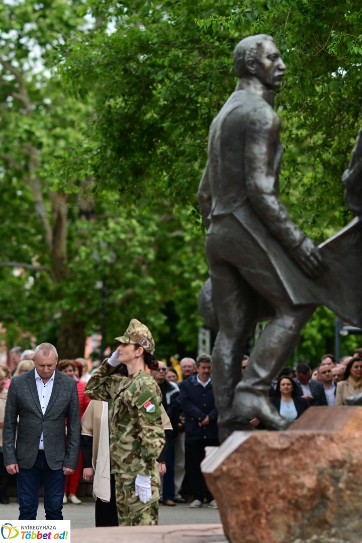 Emlékező koszorúzás a városalapítók szobránál - 2025