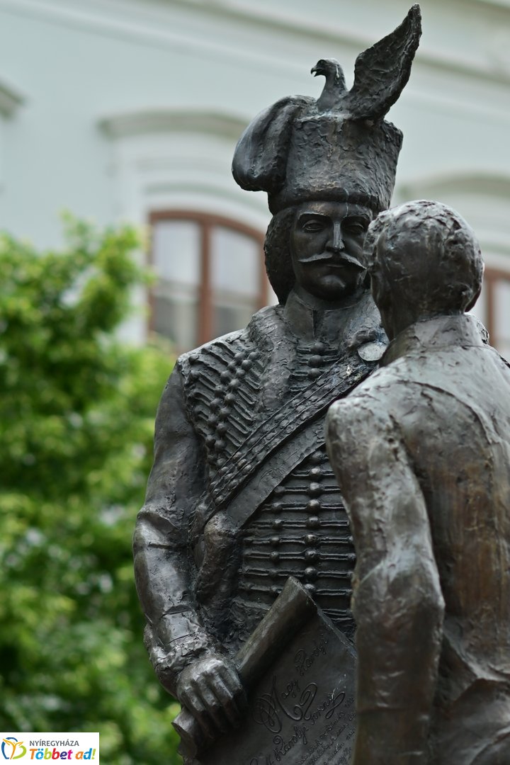 Emlékező koszorúzás a városalapítók szobránál - 2025