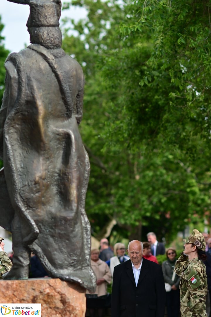 Emlékező koszorúzás a városalapítók szobránál - 2025