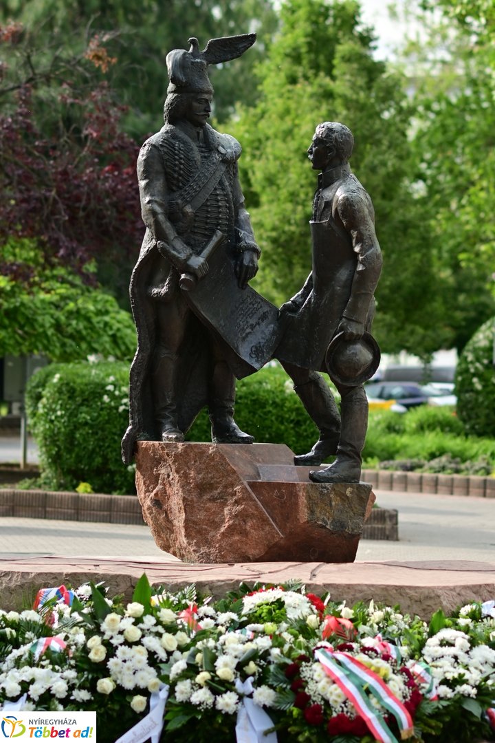 Emlékező koszorúzás a városalapítók szobránál - 2025