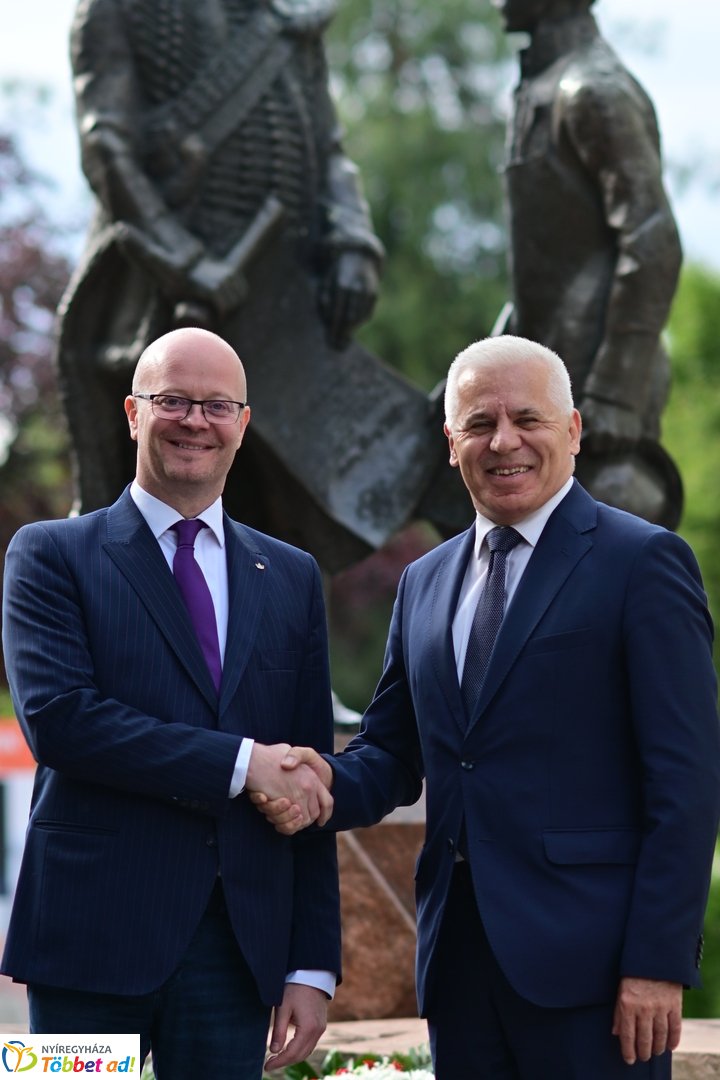 Emlékező koszorúzás a városalapítók szobránál - 2025