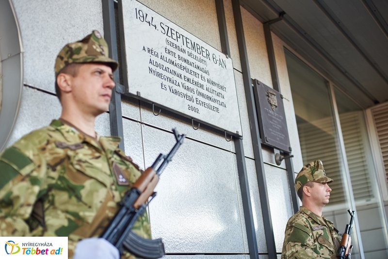 Emlékező koszorúzás a vasútállomáson