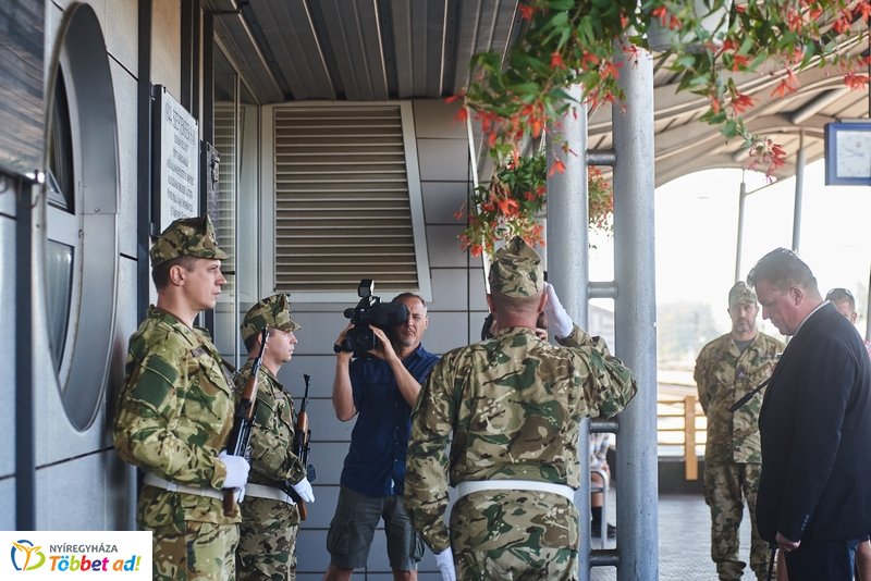 Emlékező koszorúzás a vasútállomáson