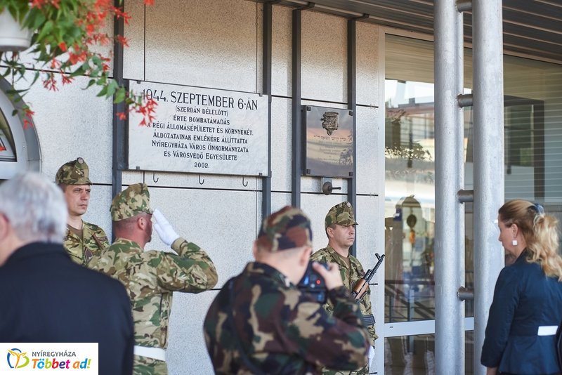 Emlékező koszorúzás a vasútállomáson