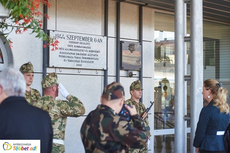 Emlékező koszorúzás a vasútállomáson