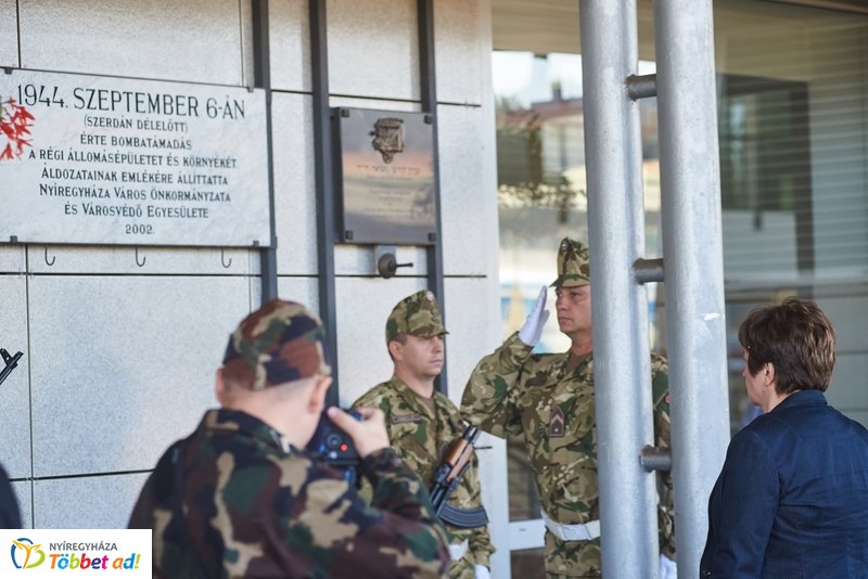 Emlékező koszorúzás a vasútállomáson