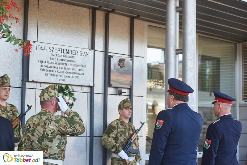 Emlékező koszorúzás a vasútállomáson