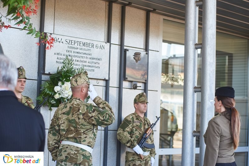 Emlékező koszorúzás a vasútállomáson