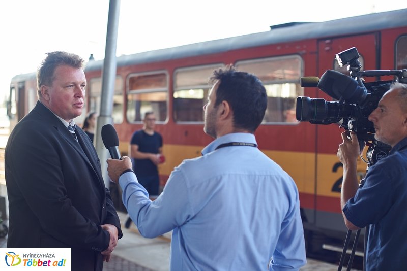 Emlékező koszorúzás a vasútállomáson