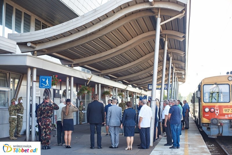 Emlékező koszorúzás a vasútállomáson