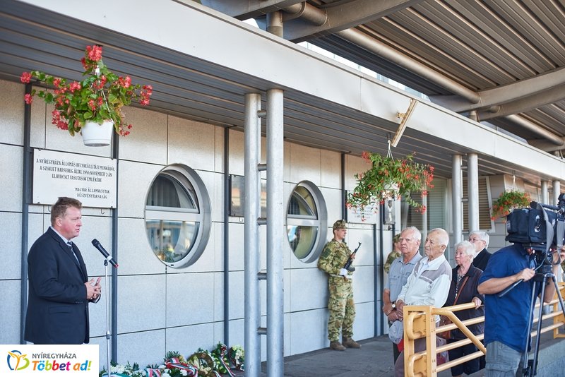 Emlékező koszorúzás a vasútállomáson