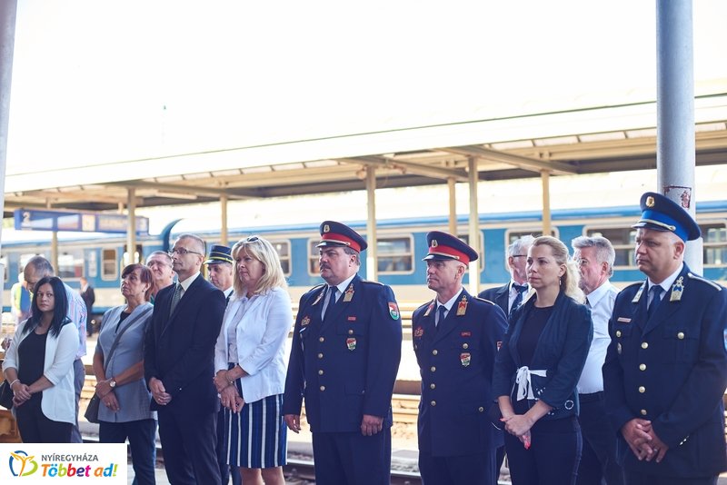 Emlékező koszorúzás a vasútállomáson