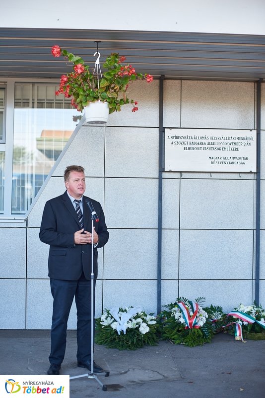 Emlékező koszorúzás a vasútállomáson