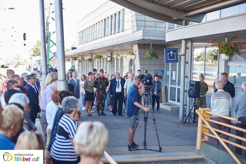 Emlékező koszorúzás a vasútállomáson