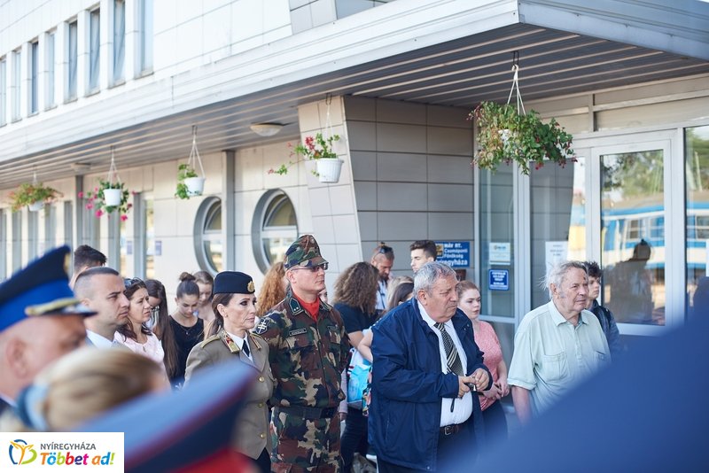 Emlékező koszorúzás a vasútállomáson