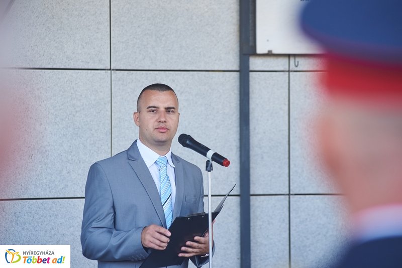 Emlékező koszorúzás a vasútállomáson