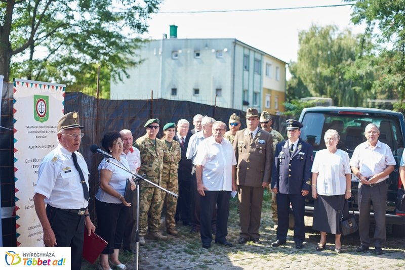 Emlékező koszorúzás a volt Damjanich laktanyánál