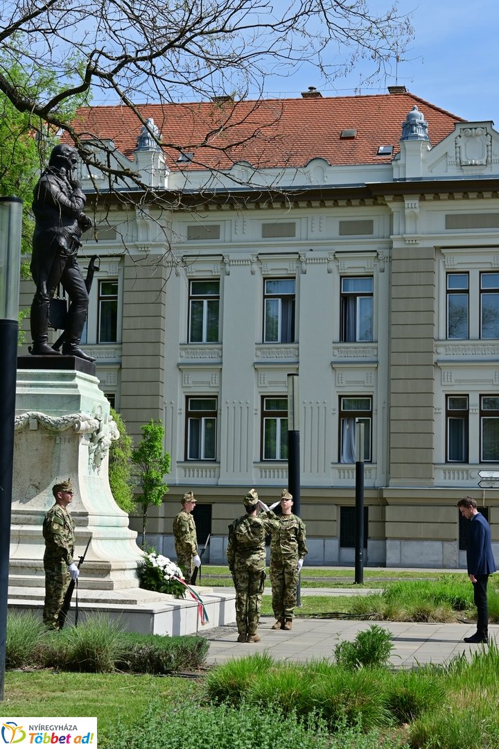 Emlékező koszorúzás Bessenyei György szobránál - 2025