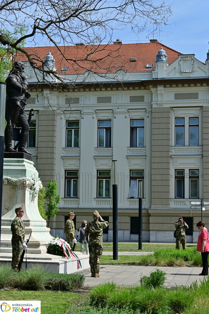 Emlékező koszorúzás Bessenyei György szobránál - 2025