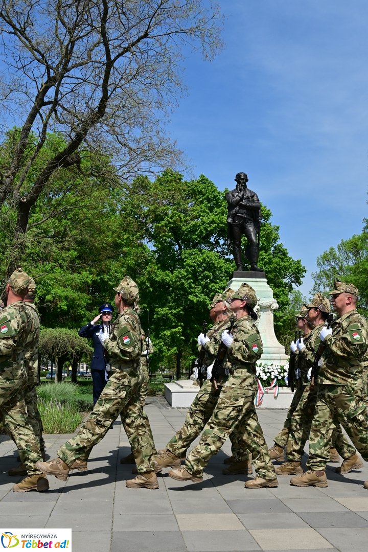 Emlékező koszorúzás Bessenyei György szobránál - 2025