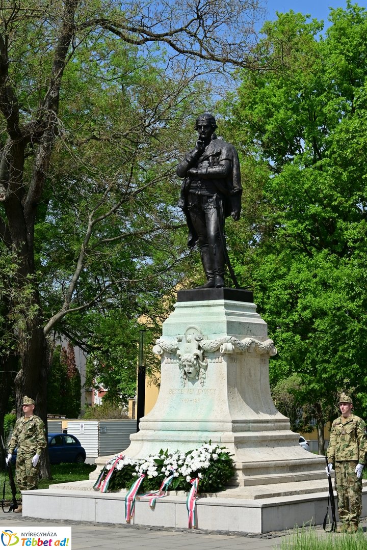 Emlékező koszorúzás Bessenyei György szobránál - 2025