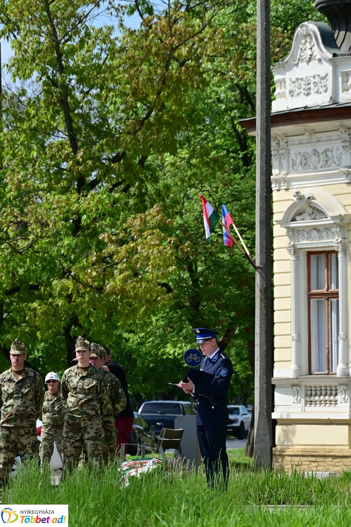 Emlékező koszorúzás Bessenyei György szobránál - 2025