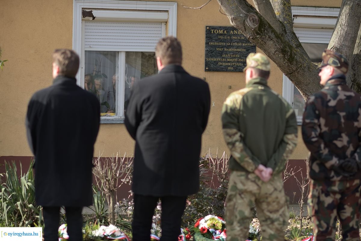 Emlékező koszorúzás Toma András házánál