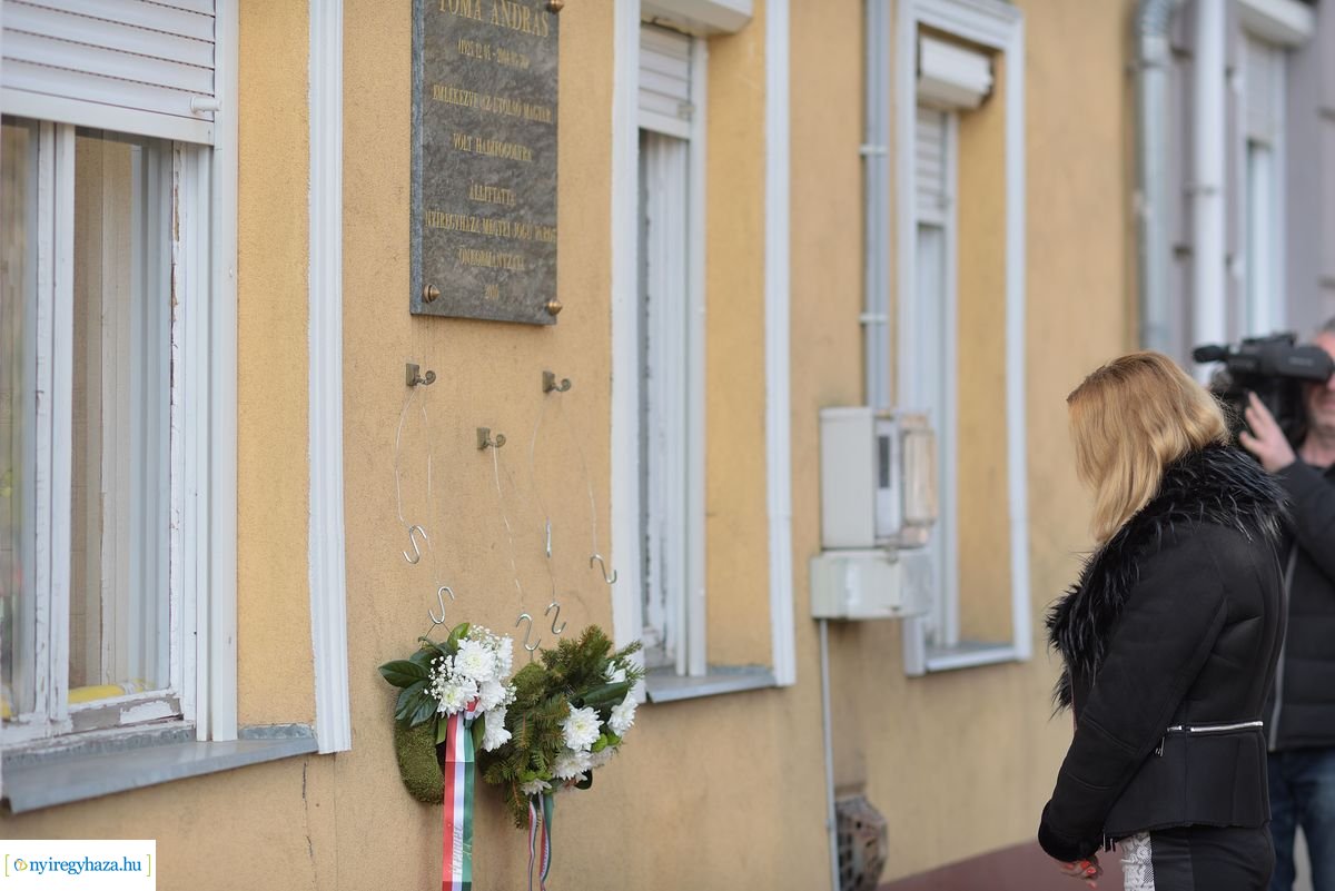 Emlékező koszorúzás Toma András házánál