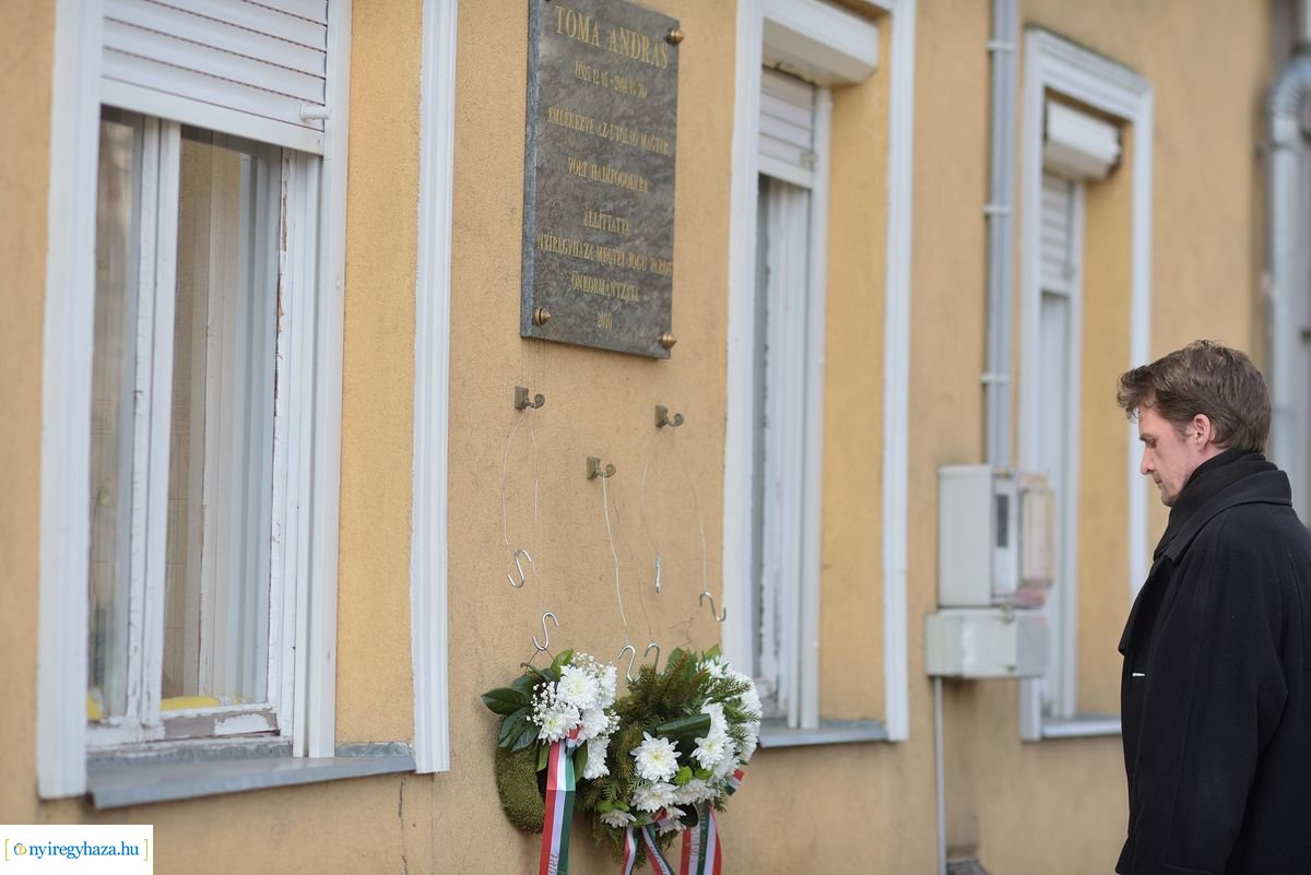 Emlékező koszorúzás Toma András házánál