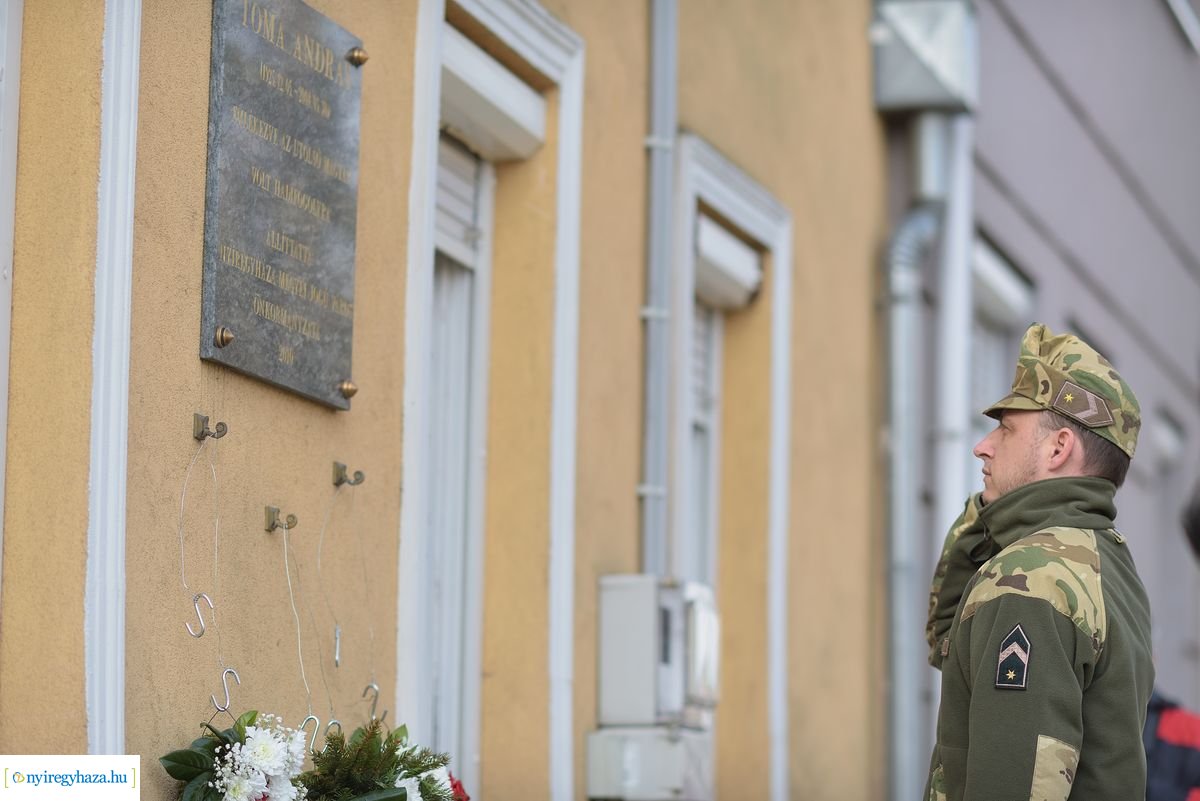 Emlékező koszorúzás Toma András házánál