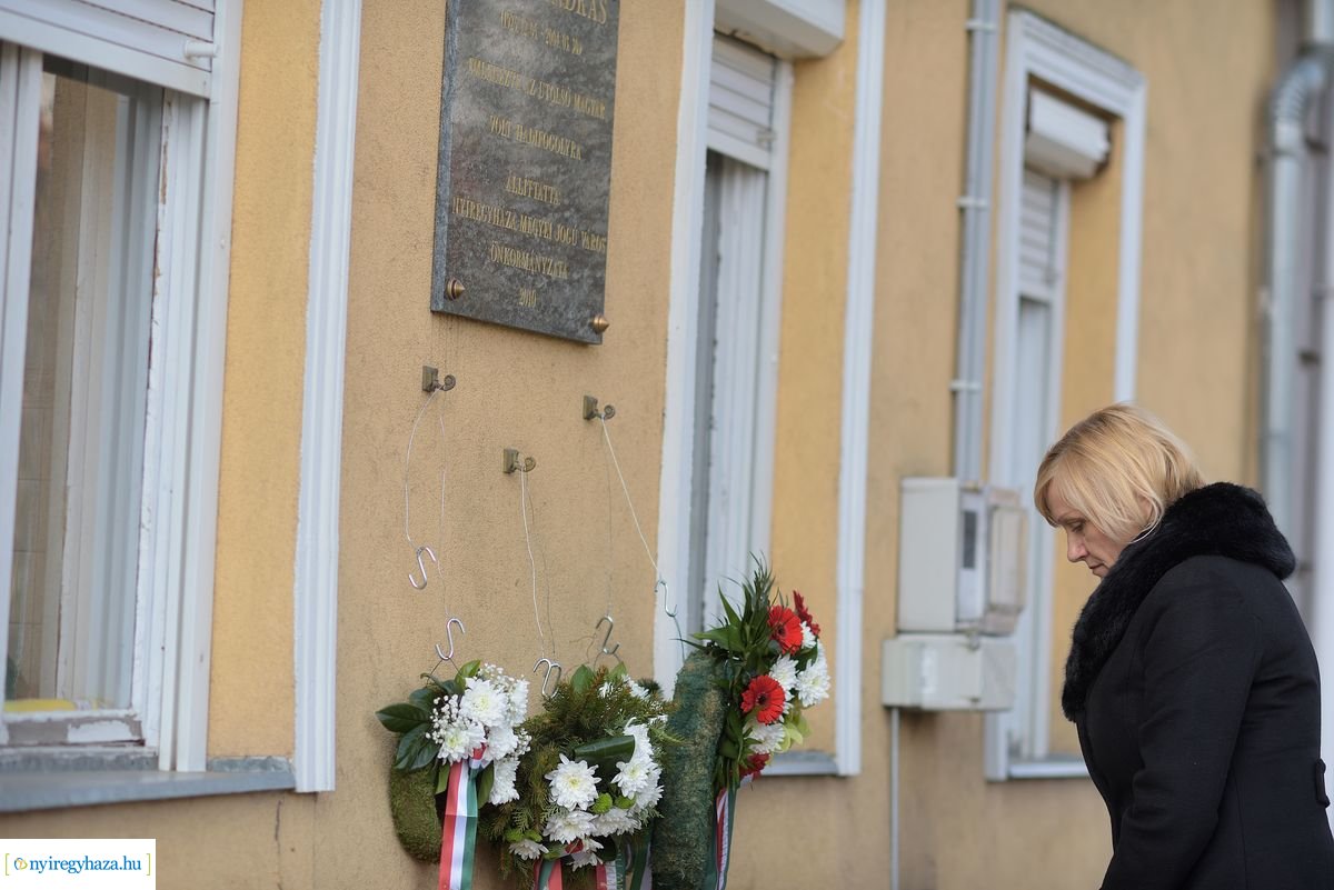 Emlékező koszorúzás Toma András házánál