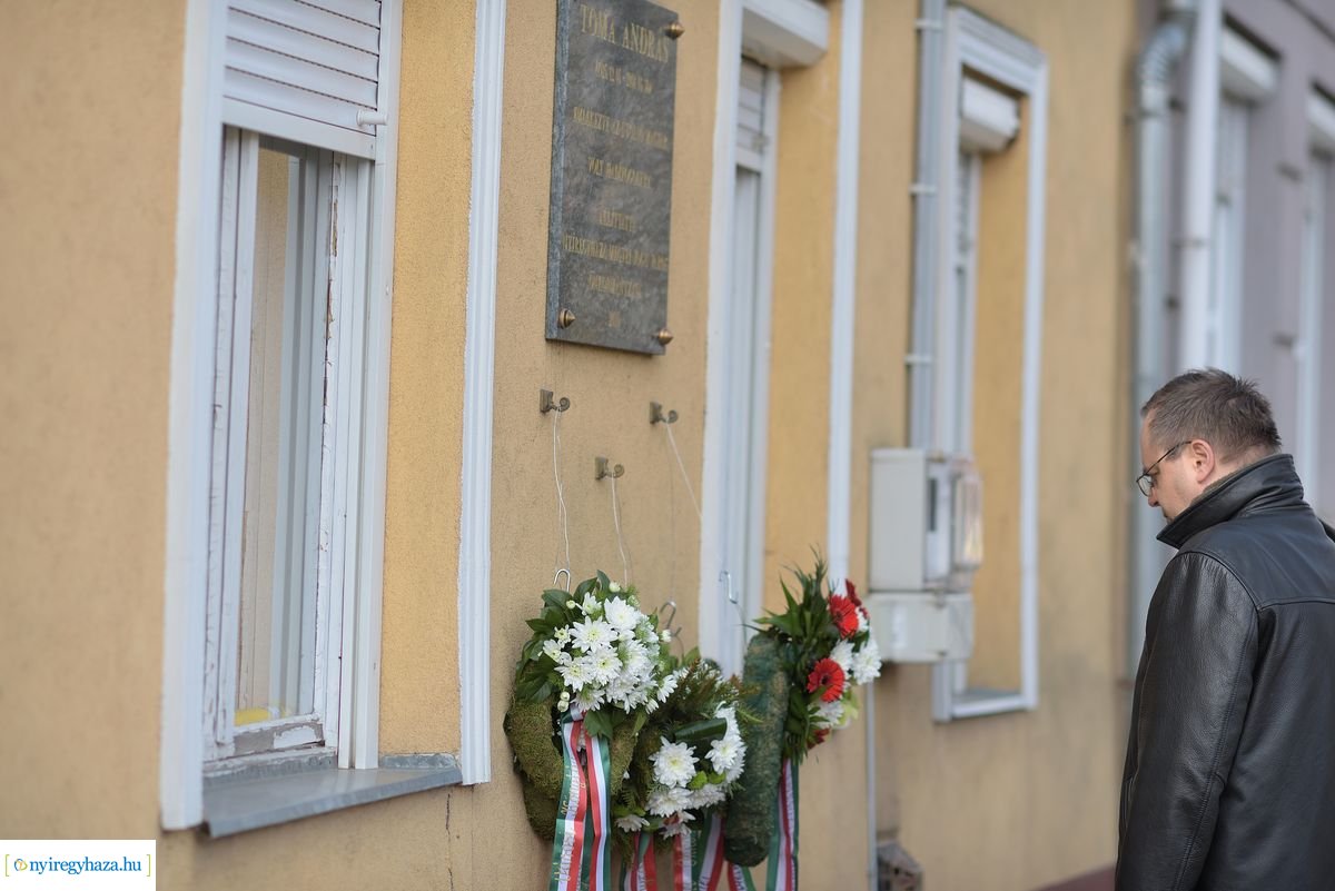 Emlékező koszorúzás Toma András házánál