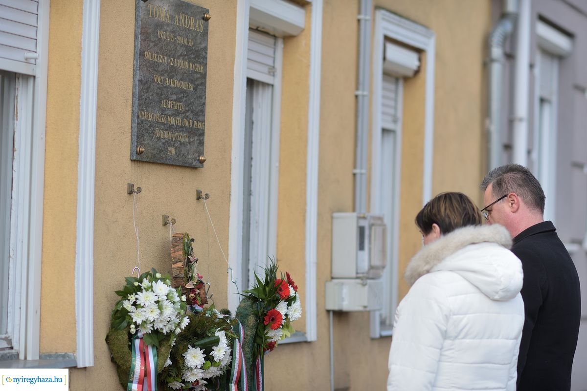 Emlékező koszorúzás Toma András házánál