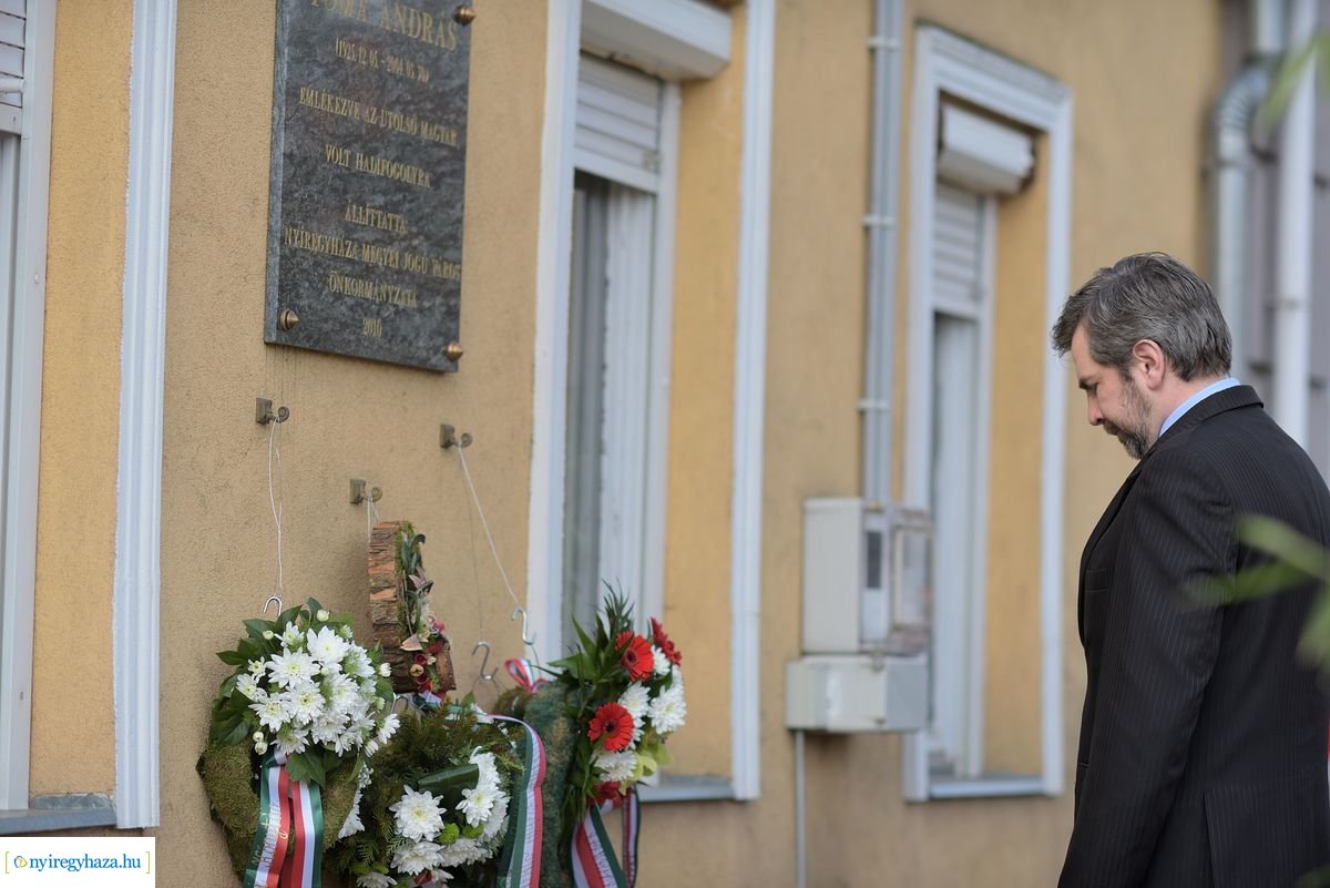 Emlékező koszorúzás Toma András házánál