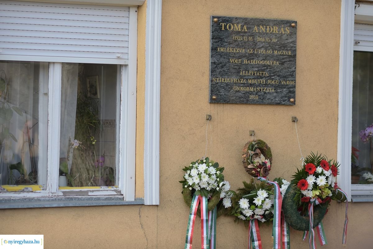 Emlékező koszorúzás Toma András házánál
