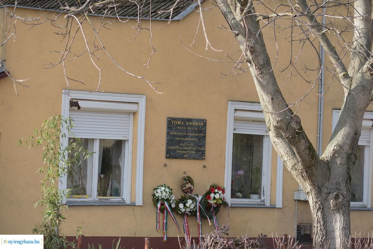 Emlékező koszorúzás Toma András házánál