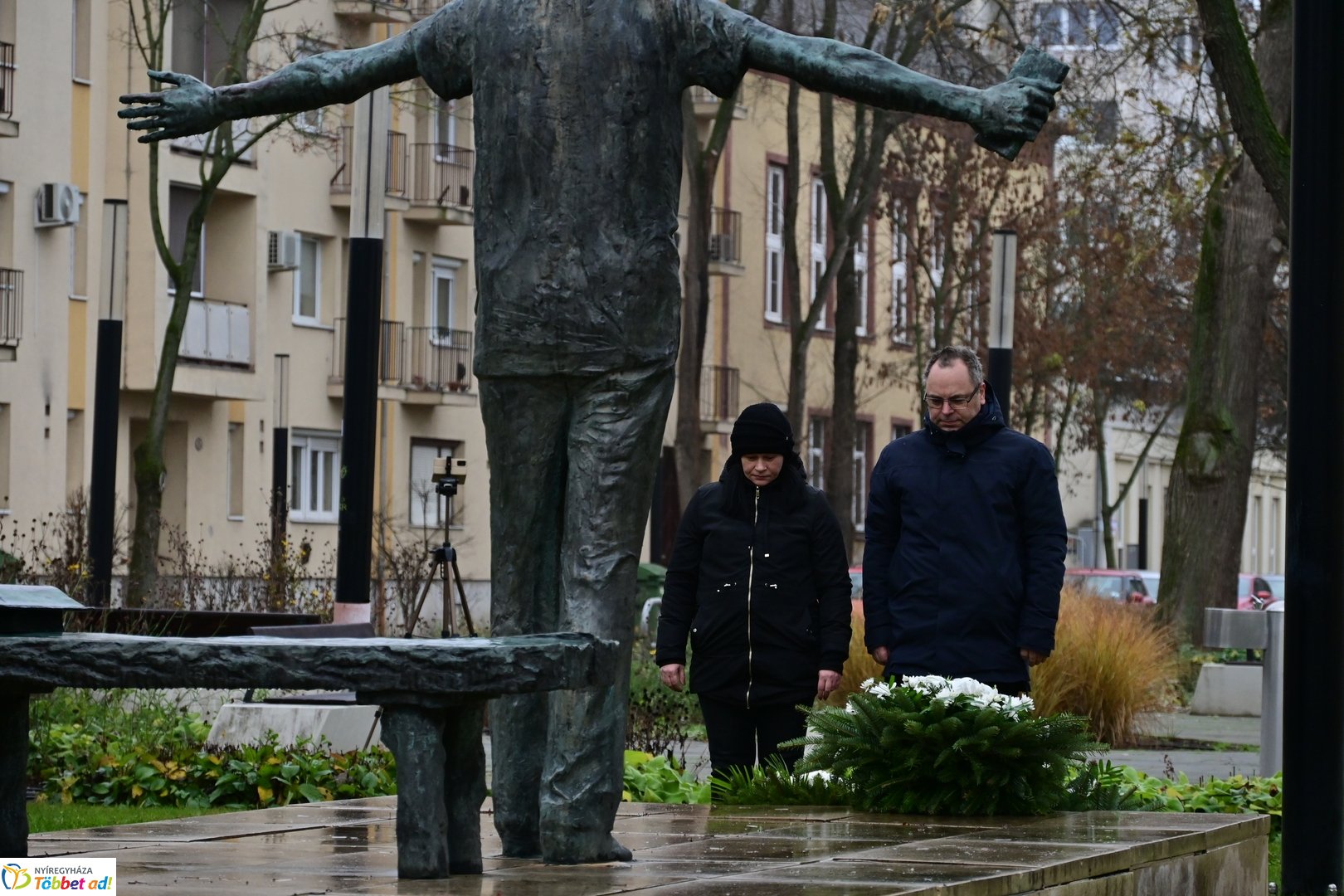 Emlékező koszorúzások Váci Mihályra 2025 decemberében