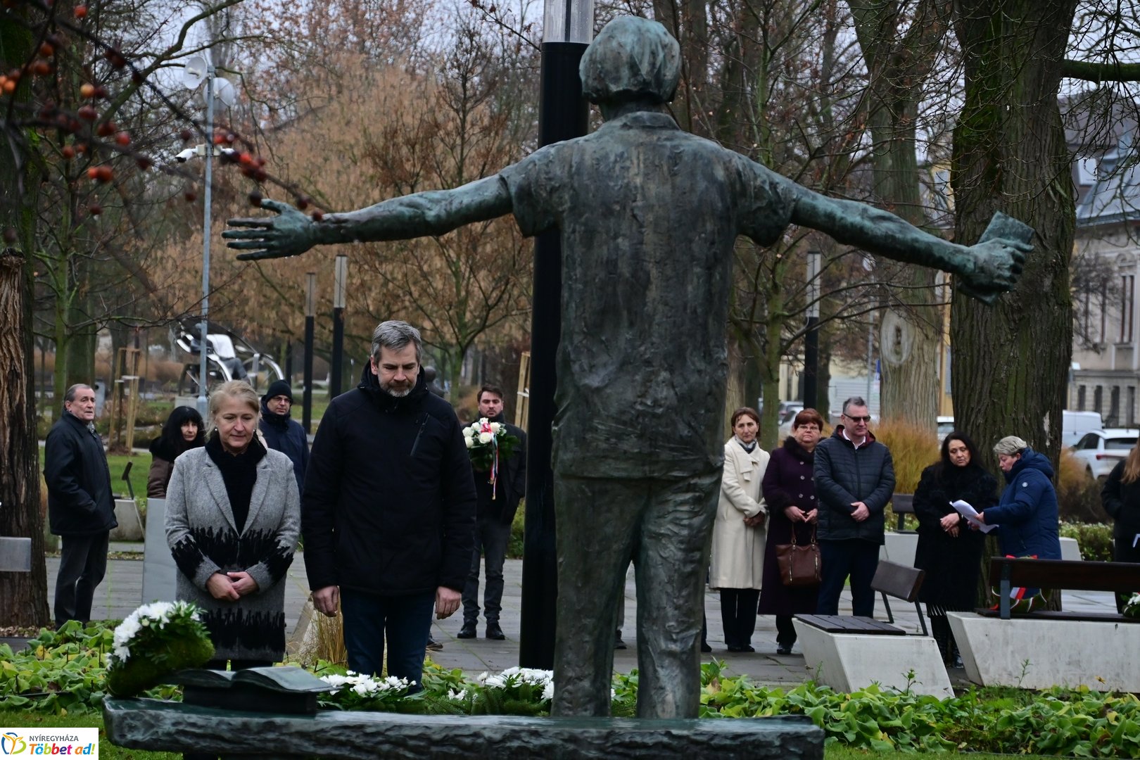 Emlékező koszorúzások Váci Mihályra 2025 decemberében