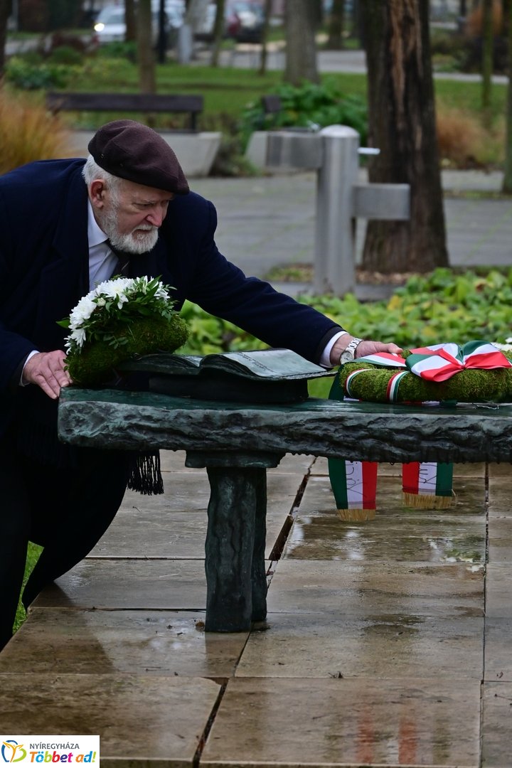 Emlékező koszorúzások Váci Mihályra 2025 decemberében