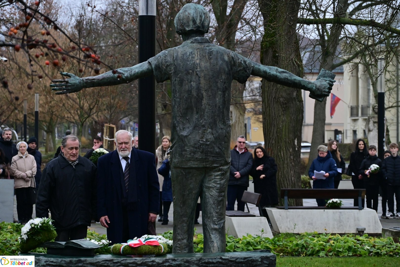 Emlékező koszorúzások Váci Mihályra 2025 decemberében