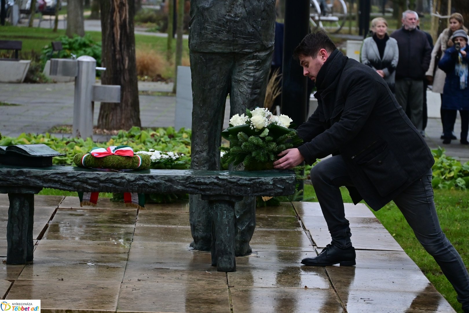 Emlékező koszorúzások Váci Mihályra 2025 decemberében