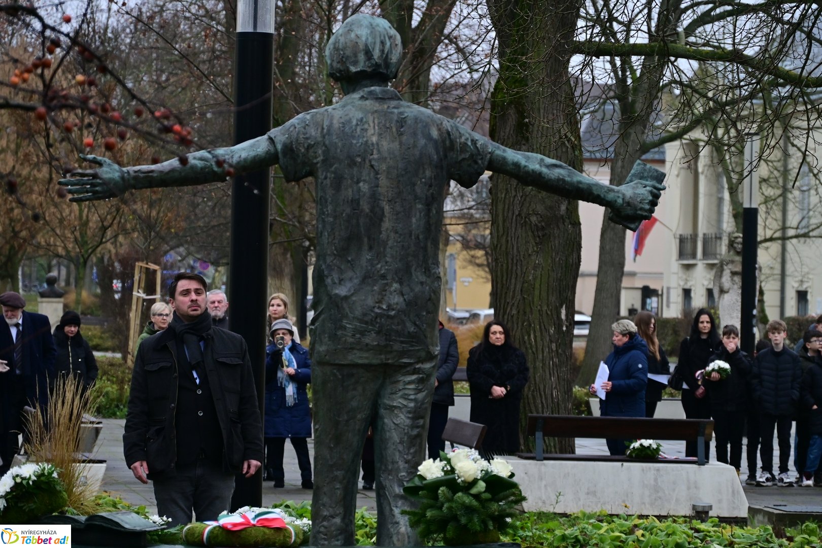 Emlékező koszorúzások Váci Mihályra 2025 decemberében