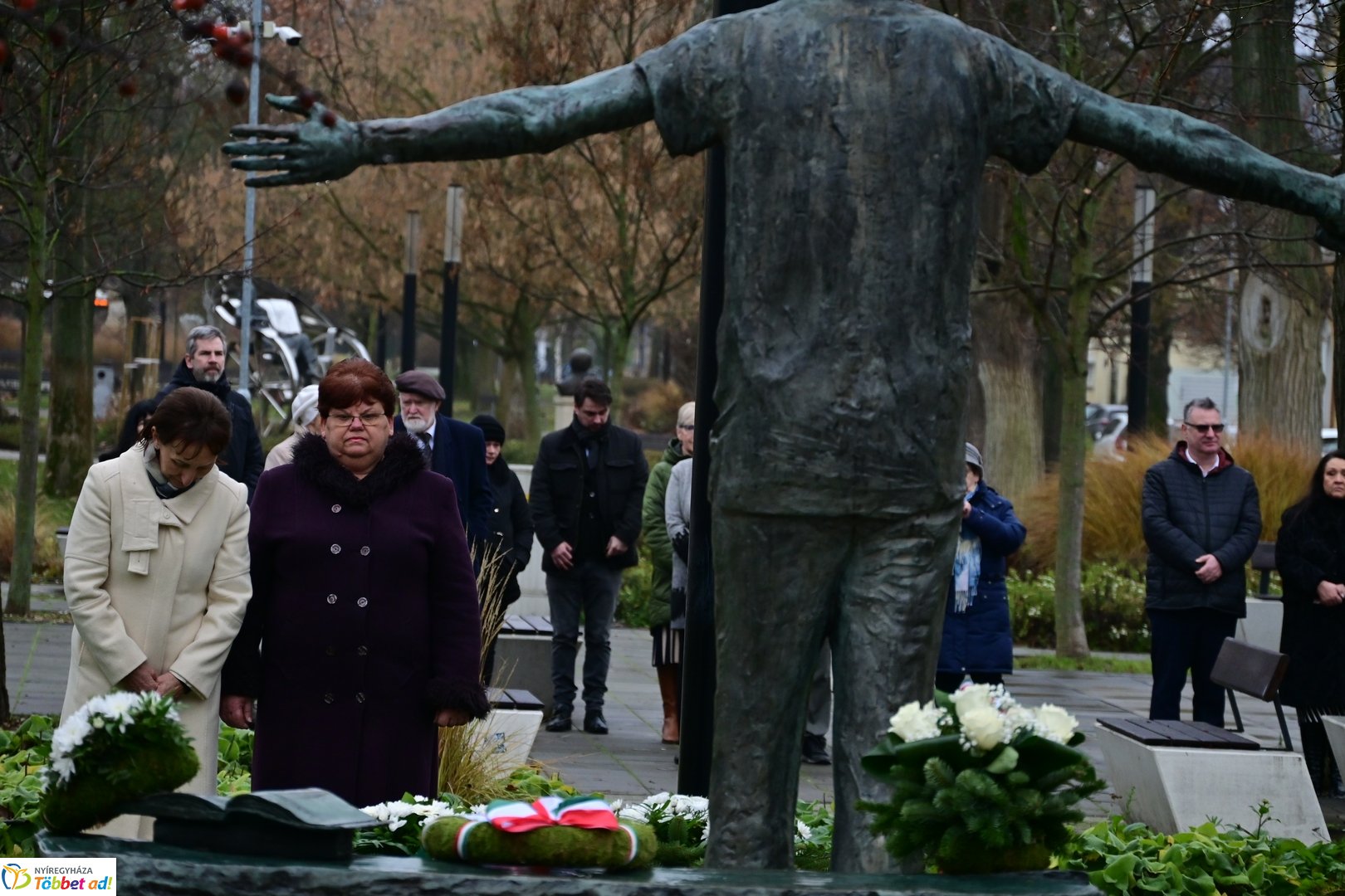 Emlékező koszorúzások Váci Mihályra 2025 decemberében