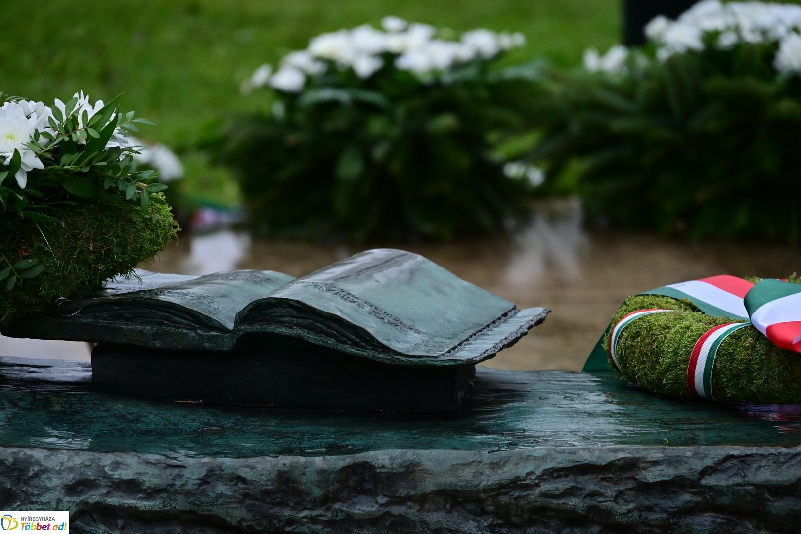 Emlékező koszorúzások Váci Mihályra 2025 decemberében